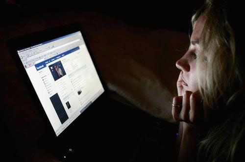 “Depresión de Facebook” Afecta Adolescentes, Dice Informe