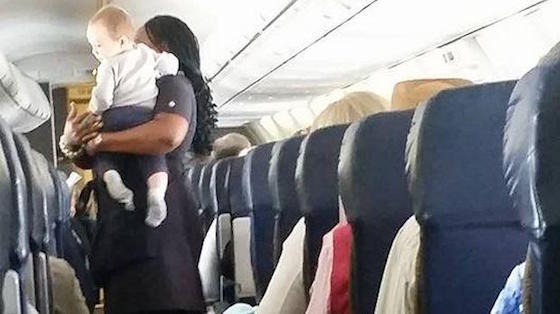 Heather Gooch‎ felicitó a la aerolínea por el trabajo de la azafata. Le agradeció hacer del primer vuelo de su hijo una experiencia grata. (Foto: Facebook)