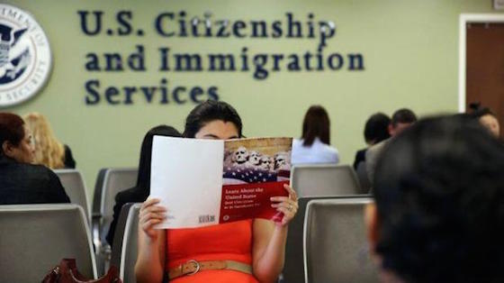 Sólo el 36% de los mexicanos que cumplen los requisitos para optar a la nacionalidad estadounidense lo hacen, mientras que el promedio general de inmigrantes de otros países es del 68%. (Foto: Getty)
